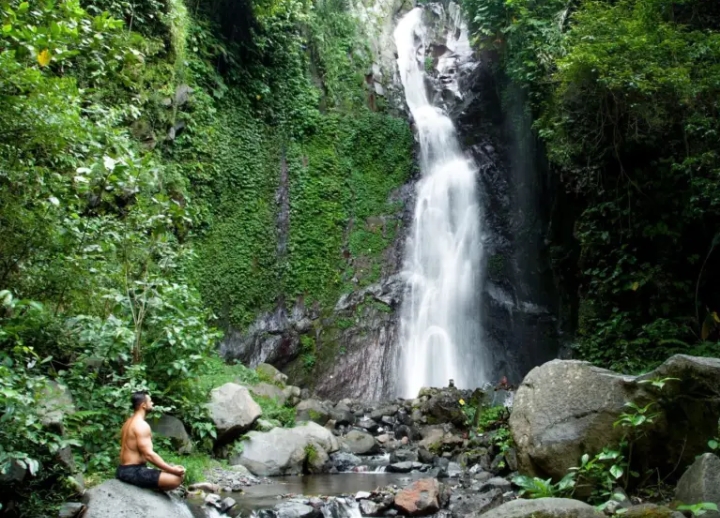 Potret seseorang sedang Melukat di Melukat Yeh Anakan | Website resmi Les Village