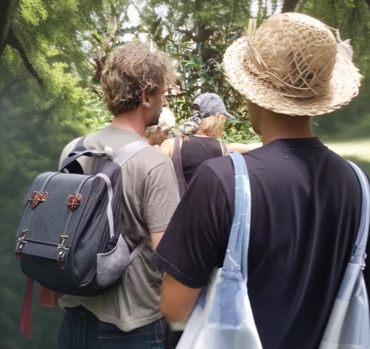 Potret para wisatawan asing melakukan perjalanan ke pemukiman Desa Les | Instagram Tourdeles Bali