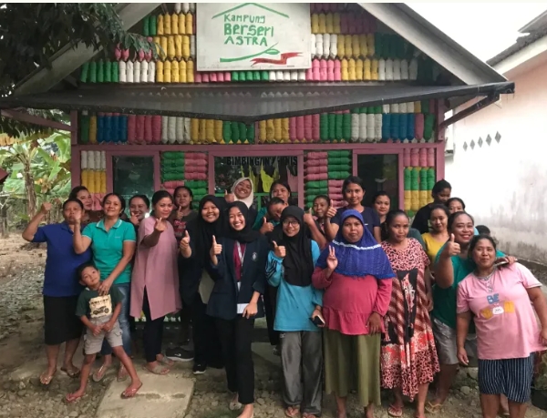 Potret masyarakat KBA Lenggoksono di depan Rumah Botol | Website resmi KBA Lenggoksono