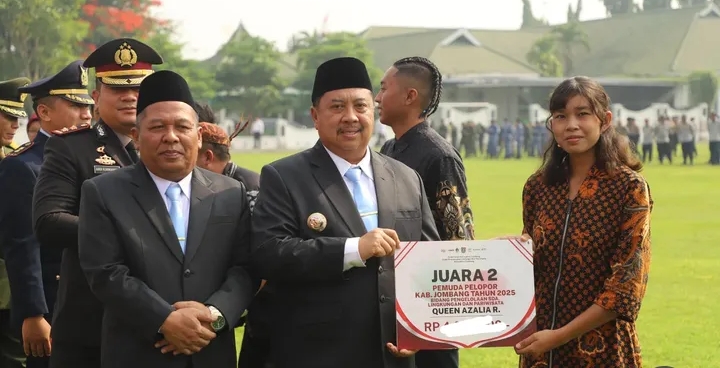 Potret Queen Azalia Rahmawati menerima penghargaan Juara 2 Pemuda Pelopor Kabupaten Jombang di bidang pengelolaan SDA, lingkungan dan pariwisata | Instagram KBA Kaliwungu 