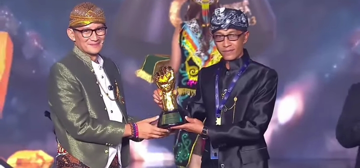 Potret perwakilan DSA Ketapanrame menerima penghargaan Juara 1 Anugerah Festival Astra 2024 kategori inovasi di bidang wisata, kriya dan budaya | Instagram DSA Ketapanrame