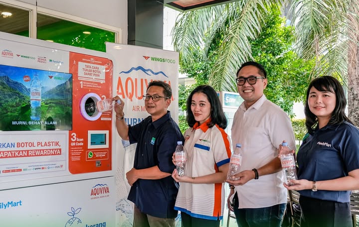 Potret menukarkan botol plastik menjadi poin ke RVM Plasticpay | Instagram Plasticpay