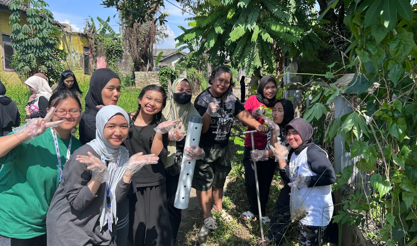Kegiatan pembuatan lubang biopori bersama warga.