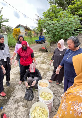 Membuat kompos dari sampah dapur.