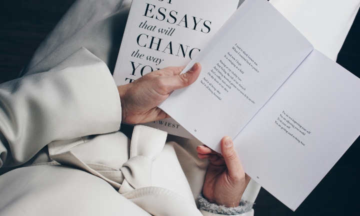 Ilustrasi membaca buku | Picture by Thought Catalog on unplash