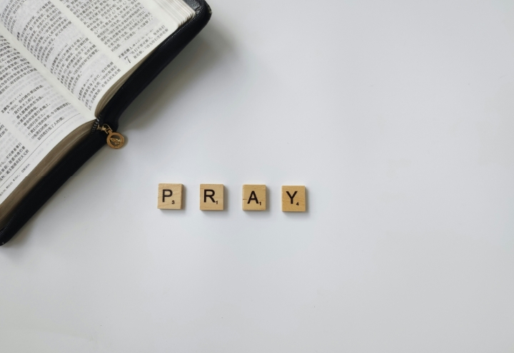 Ilustrasi berdoa | Picture by Chris Liu on unplash