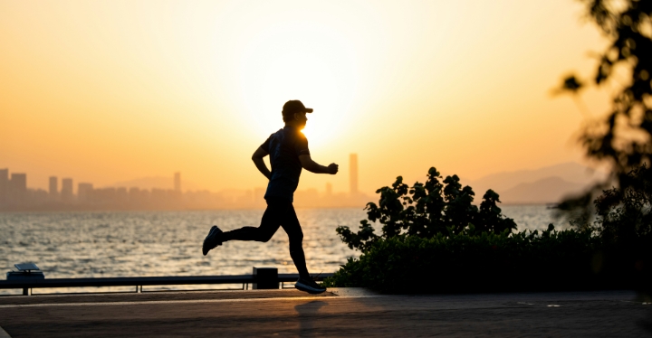 Ilustrasi pria jogging | Picture by Shengpengpeng Cai on unplash