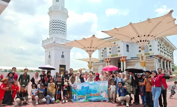 Potret Kunjungan Bus Wisata Gratis Kabupaten Kediri di Masjid Jami' Imam Baidhowi | Instagram Bus Wisata Gratis Kabupaten Kediri 
