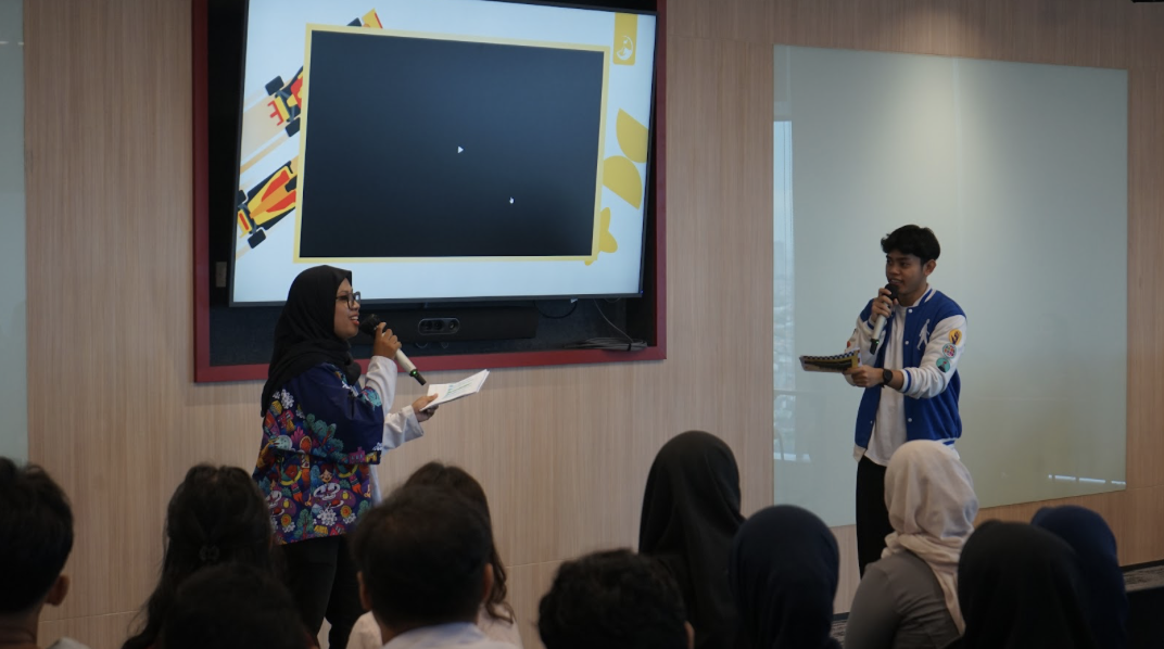 Kegiatan pembukaan pada induction AIESEC Future Leaders Winter Peak 2025 Acara berlanjut dengan Opening Speech dari Local Committee President (LCP) AIESEC in Surabaya yang menegaskan bahwa AIESEC adalah ruang pembelajaran yang menumbuhkan kolaborasi, tanggung jawab, dan adaptabilitas. Pesan tersebut diperkuat oleh welcoming speech dari LCVP EwA-BA, yang menyoroti pentingnya growth mindset dan accountability sebagai bekal utama menghadapi Winter Peak. Kawan, peserta juga mendapatkan pengenalan mendalam tentang AIESEC, mulai dari nilai organisasi, model kepemimpinan, hingga struktur departemen. Bagian ini menegaskan bahwa AFL bukan sekadar program, melainkan perjalanan untuk membentuk karakter, integritas, dan kompetensi kepemimpinan anggota muda. Delegates kemudian diperkenalkan pada alur AFL, mulai dari onboarding hingga graduation. Penjelasan mengenai learning dashboard dan performance tracker membantu peserta memahami bagaimana mereka bisa memantau perkembangan diri secara terstruktur selama program berlangsung. Sesi “Get to Know Your Coaching Group” menjadi momen paling interaktif. Peserta dibagi ke dalam coaching groups untuk saling mengenal, menyampaikan ekspektasi, serta menentukan tujuan bersama. Aktivitas ini memperkuat koneksi dan membangun fondasi kerja sama yang solid sejak awal. Menjelang akhir sesi, peserta mendapat penjelasan mengenai Internal Regulation serta sistem Reward and Recognition. Hal ini menekankan pentingnya kedisiplinan, profesionalitas, dan komitmen sebagai bagian dari perjalanan kepemimpinan mereka. Kegiatan ditutup dengan refleksi singkat, di mana para peserta memilih satu kata yang menggambarkan perasaan dan semangat mereka setelah mengikuti induction. Setelah itu, sesi foto bersama menjadi simbol dimulainya perjalanan mereka sebagai bagian dari AFL Winter Peak 2025. Melalui rangkaian ini, AIESEC in Surabaya kembali menunjukkan komitmennya dalam membentuk generasi muda yang berani, adaptif, dan siap menciptakan dampak positif. Kawan, jika kamu tertarik mengenal lebih jauh tentang AIESEC atau ingin menjadi bagian dari perjalanan ini, kunjungi laman aiesec.org dan ikuti Instagram @aiesecsurabaya untuk informasi lebih lanjut.(Maulana Indy)