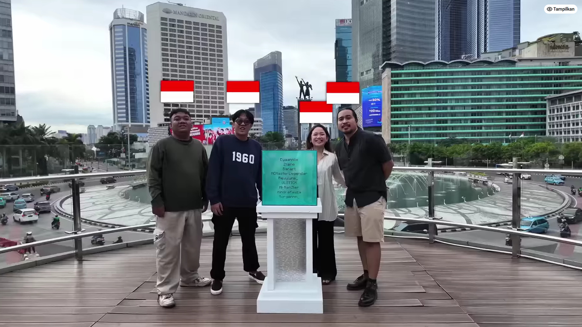 Beberapa anggota tim Indonesia dengan penghargaannya