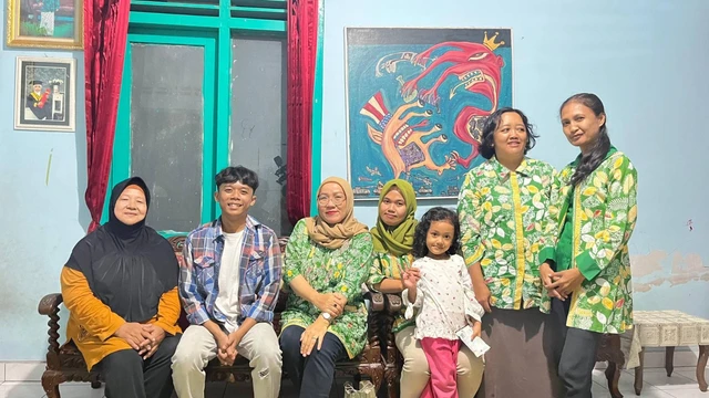 Sito Apri, dukuh termuda di Sleman, bersama dengan ibu PKK