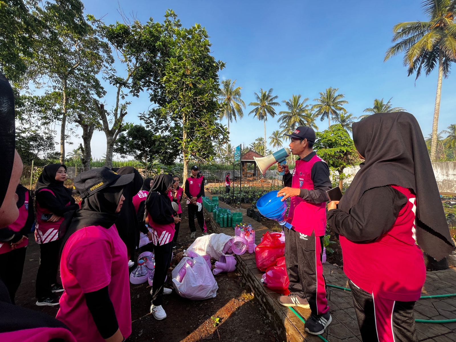 Guru dan karyawan SMAN 1 Dampit olah sampah anorganik