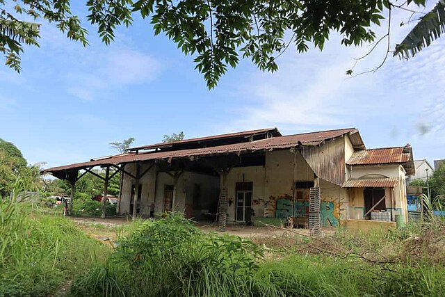 Stasiun Pulau Aie saat belum direaktivasi. Tampak rusak dan tidak terurus | Wikimedia Commons/Haryabay