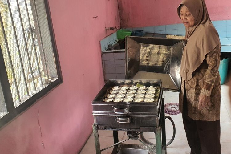 Suti Rahayu , salah satu kelompok tani wanita yang berhasil membuat mie instan dari singkong yang gluten free