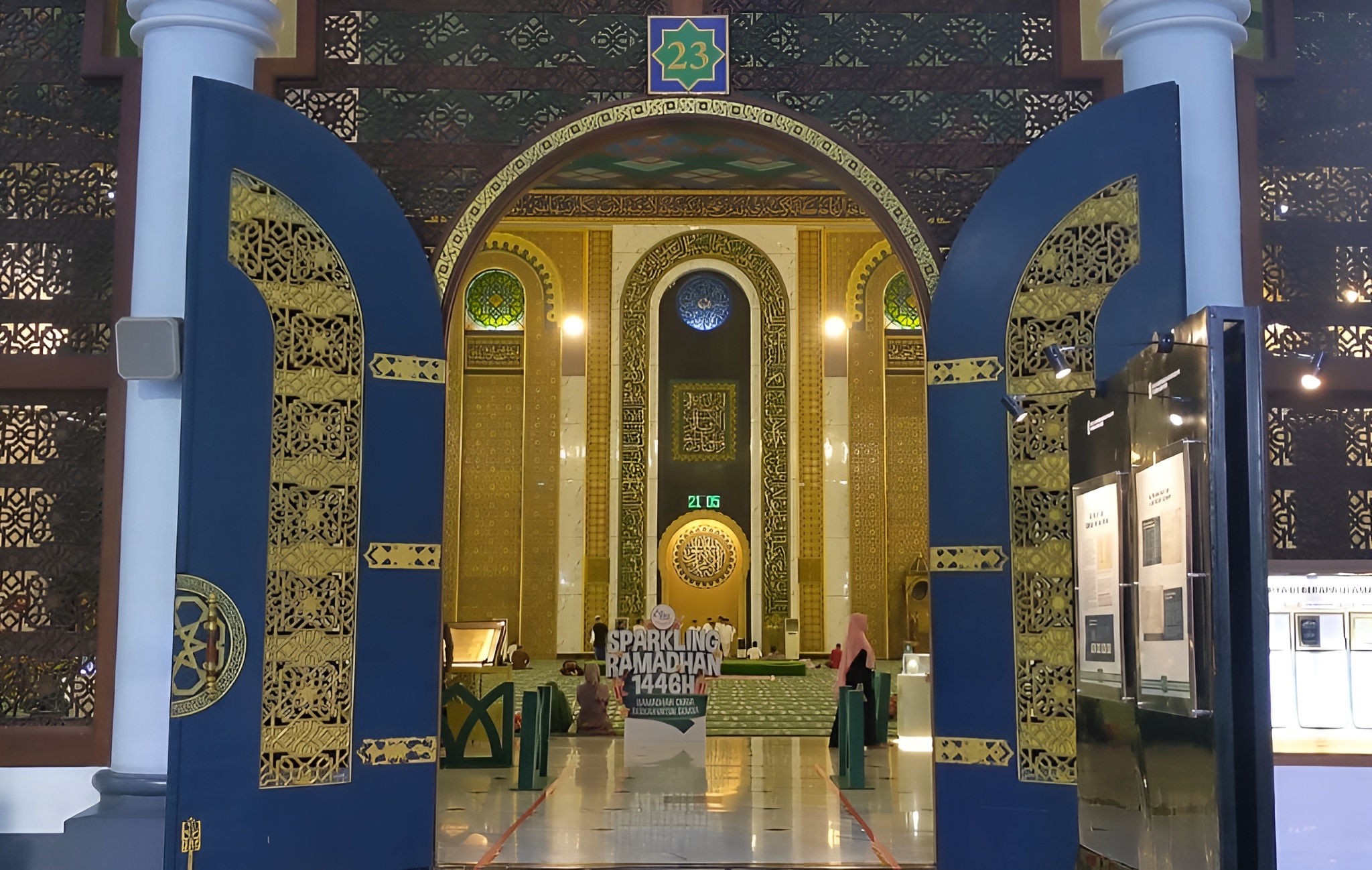 Masjid Agung Al-Akbar Surabaya, Punya Menara 99 Meter Melambangkan 99 Nama Asmaul Husna