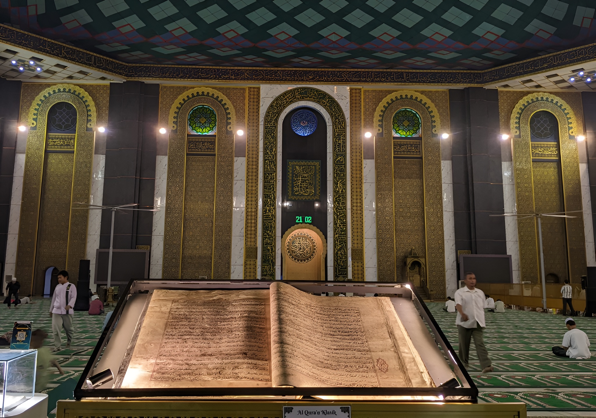 Masjis Al-Akbar Surabaya, Punya Menara 99 Meter Melambangkan 99 Nama Asmaul Husna