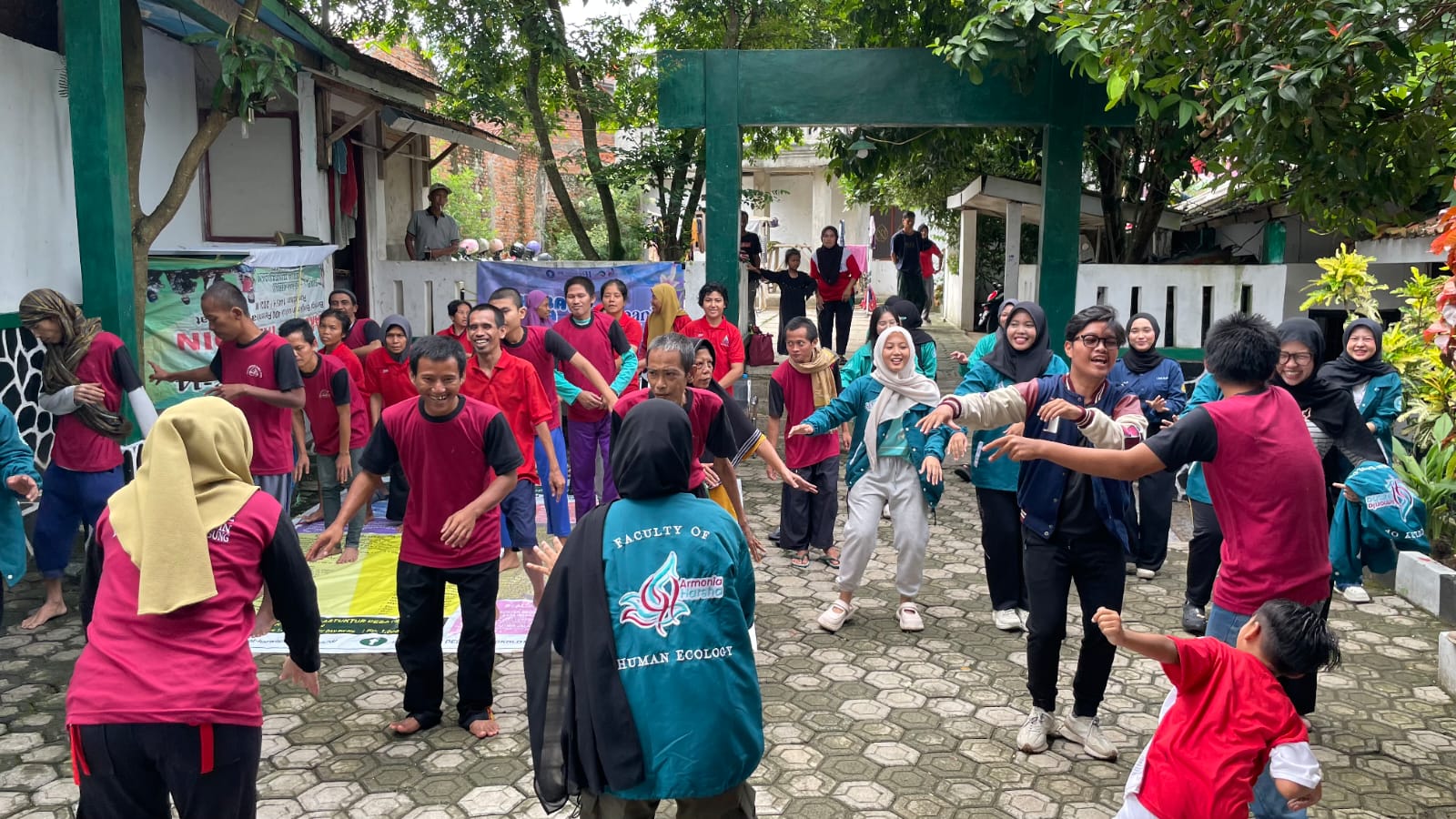 Senam bersama kegiatan Sahabat Jiwa BEM FEMA X Humanies Project