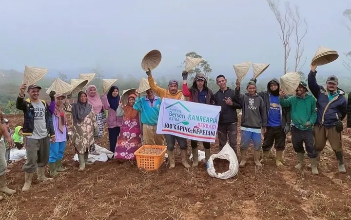 Potret realisasi program Rumah Koran Berbagi Alat Pertanian (100 Caping) kepada para petani | Instagram KBA Kanreapia