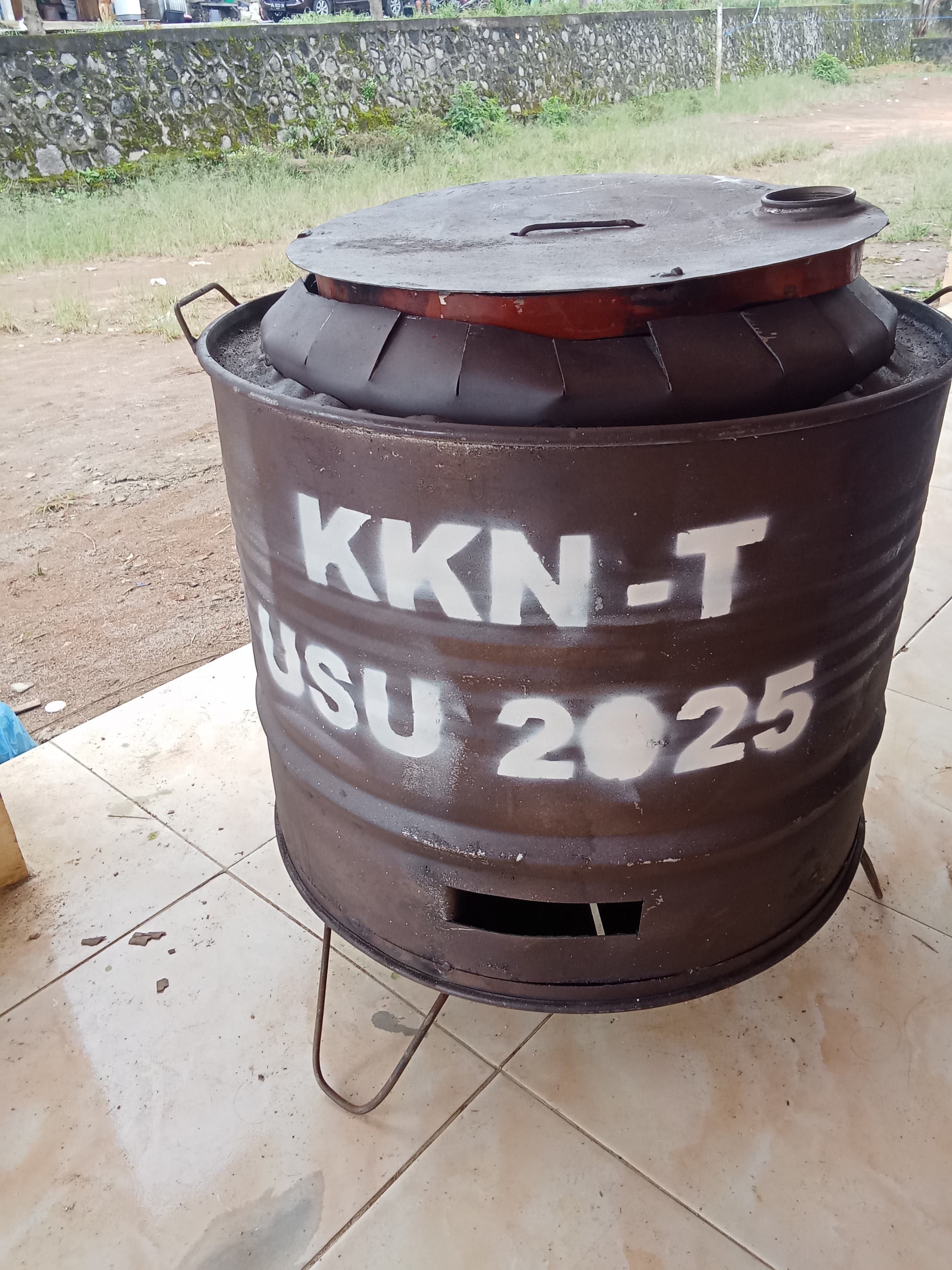 Eco Rubbish Burn Sederhana oleh Kelompok 02 KKNT USU 2025