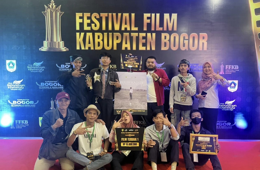 Crew Cigombong bersama Kabid Ekraf Disbudpar Kabupaten Bogor | sumber: Dok. Pribadi Belgi Alhuda