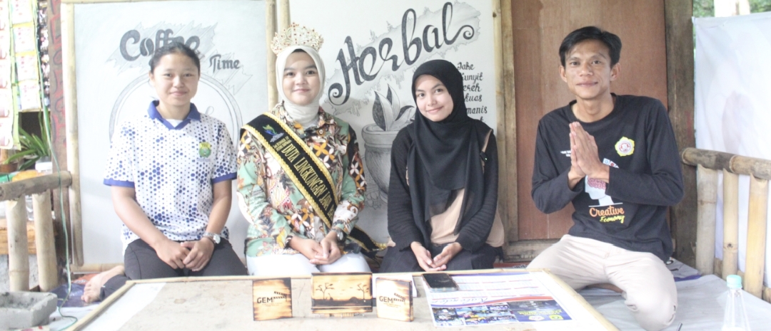 Sesi foto setelah melaksanakan pembuatan video podcast bersama narasumber dan moderator | sumber: Dok. Pribadi Belgi Alhuda