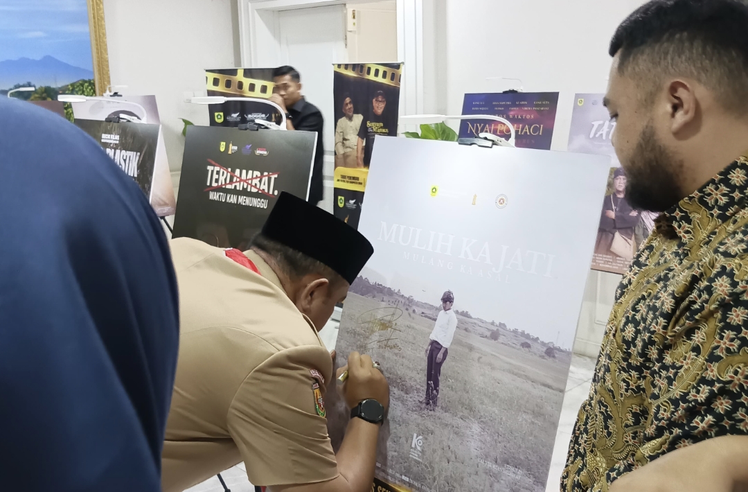 Bupati Bogor, Rudy Susmanto pada saat menandatangani foster film Cigombong | sumber: Dok. Pribadi Belgi Alhuda. (11/12/2025)