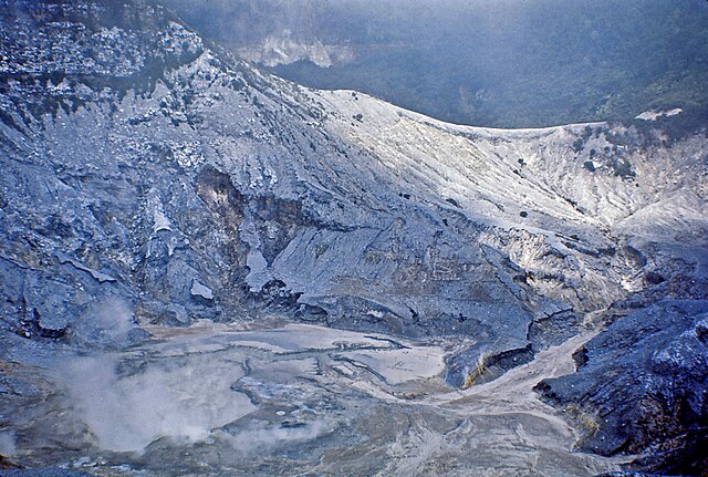 Gunung Patuha (2.434 mdpl) | Foto: Wikimedia Commons