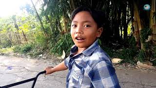 Seorang anak yang menunujukan makam embah Sura/Foto : Youtube Agus Kusdinar (Dok. Pribadi)