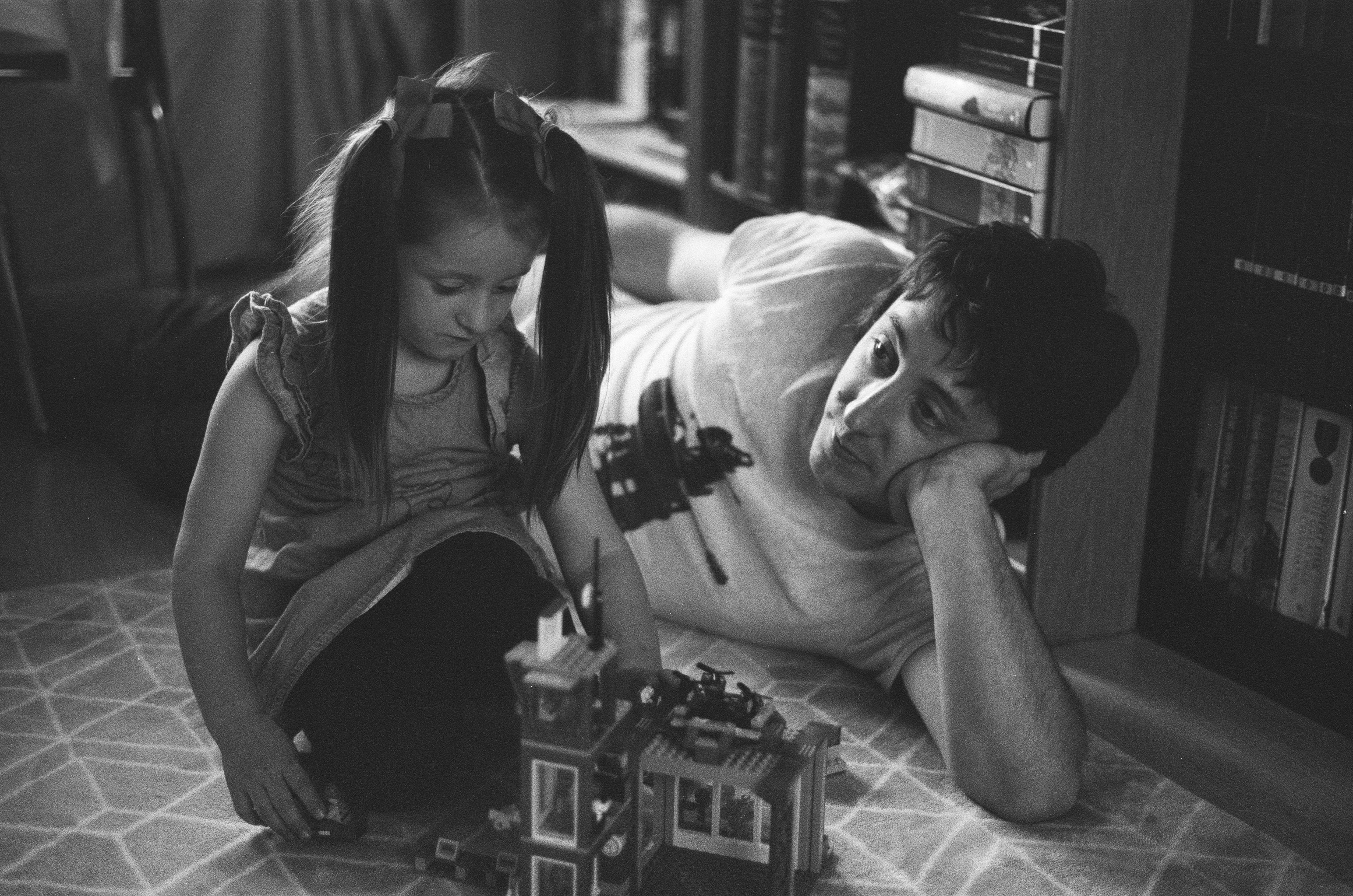 Mari dukung langkah kecil para ayah untuk hadir secara utuh dalam setiap proses tumbuh kembang buah hati. | Foto: Unsplash | Alan Pope