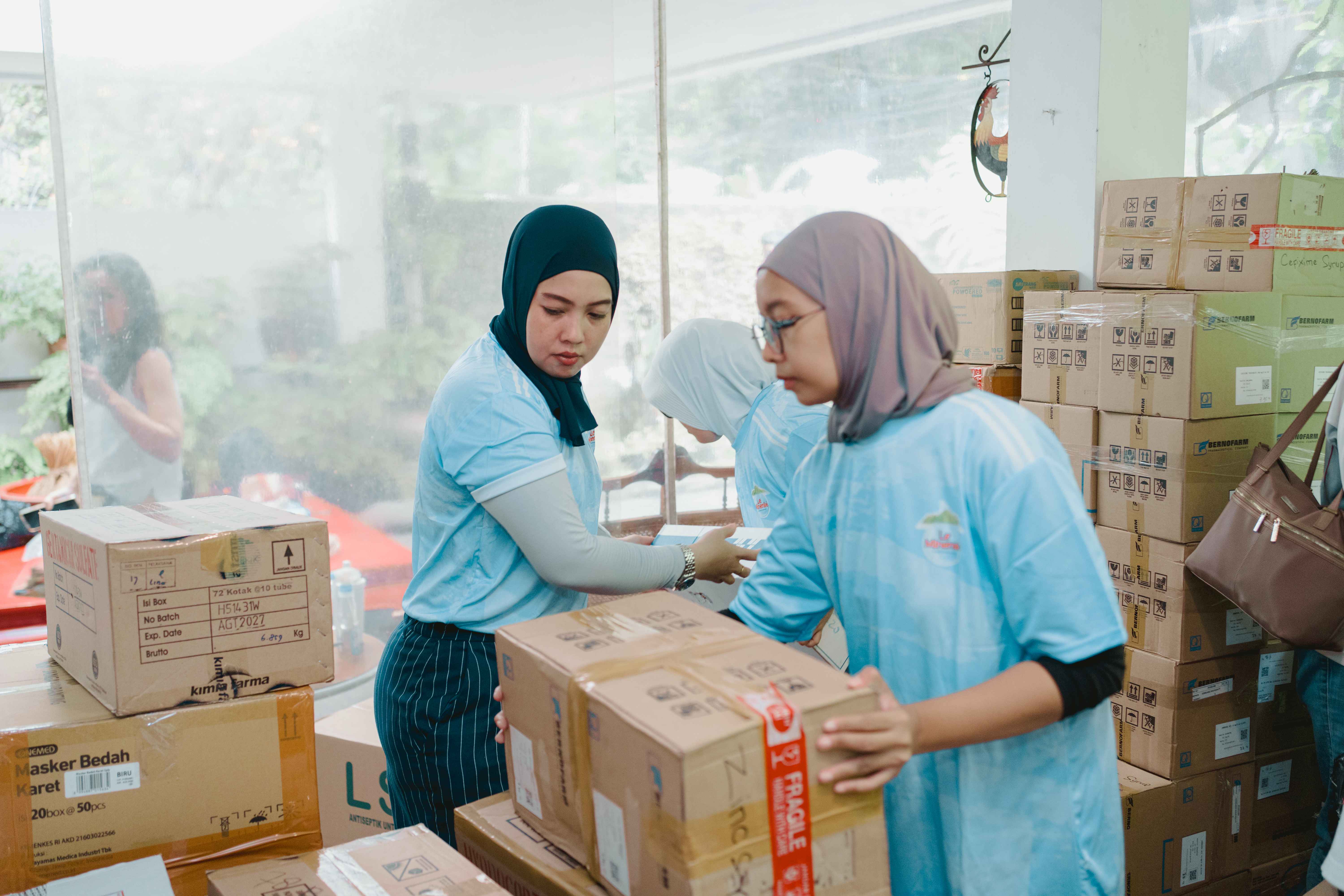 Bantuan medis dari Le Minerale dan BenihBaik
