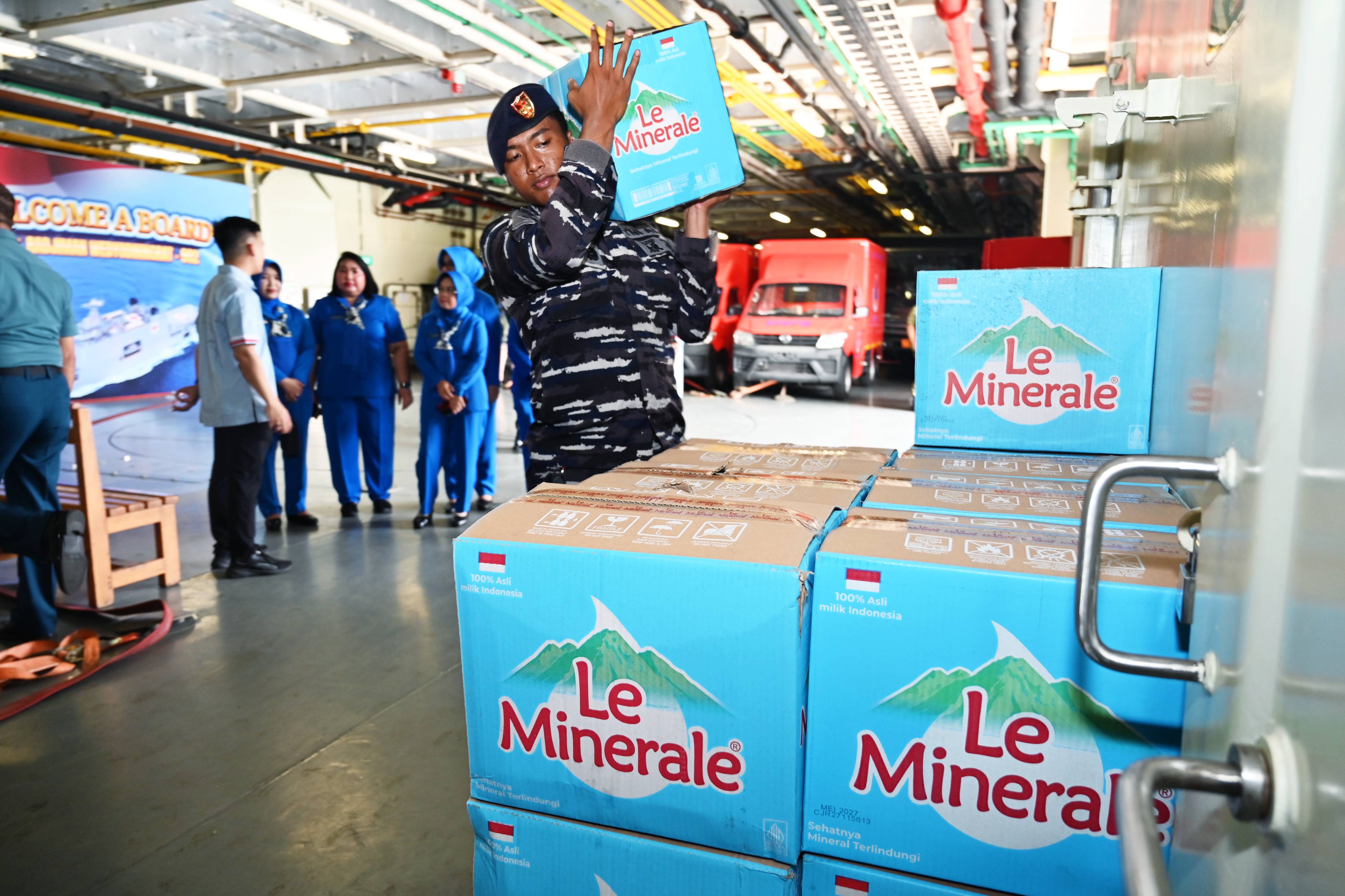 Bantuan air bersih/Le Minerale
