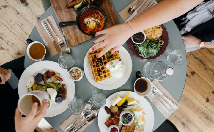 Ilustrasi makan bersama di restoran | Picture by Ali Inay on Unplash