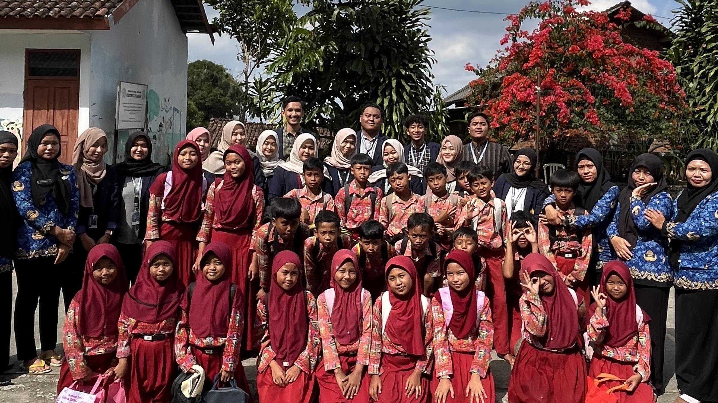 Foto bersama mahasiswa KKN-T UNESA, guru, dan siswa SD Negeri Plaosan 4 seusai kegiatan sosialisasi anti-bullying di halaman sekolah