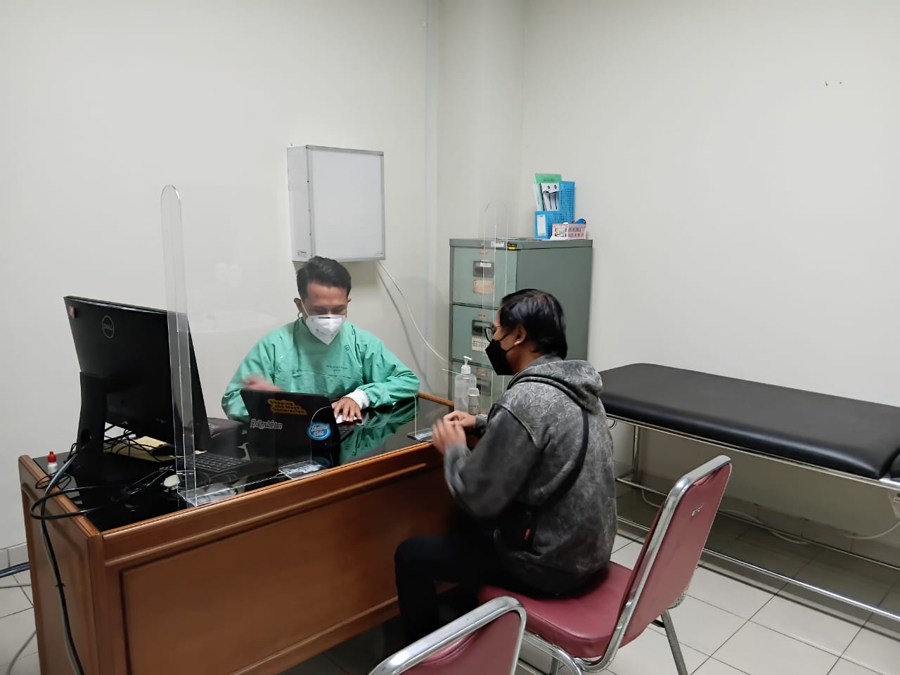 Maryo Andreas Saptenno melakukan pengumpulan data dalam studi TBScreen.AI | Dok.. Pusat Kedokteran Tropis UGM