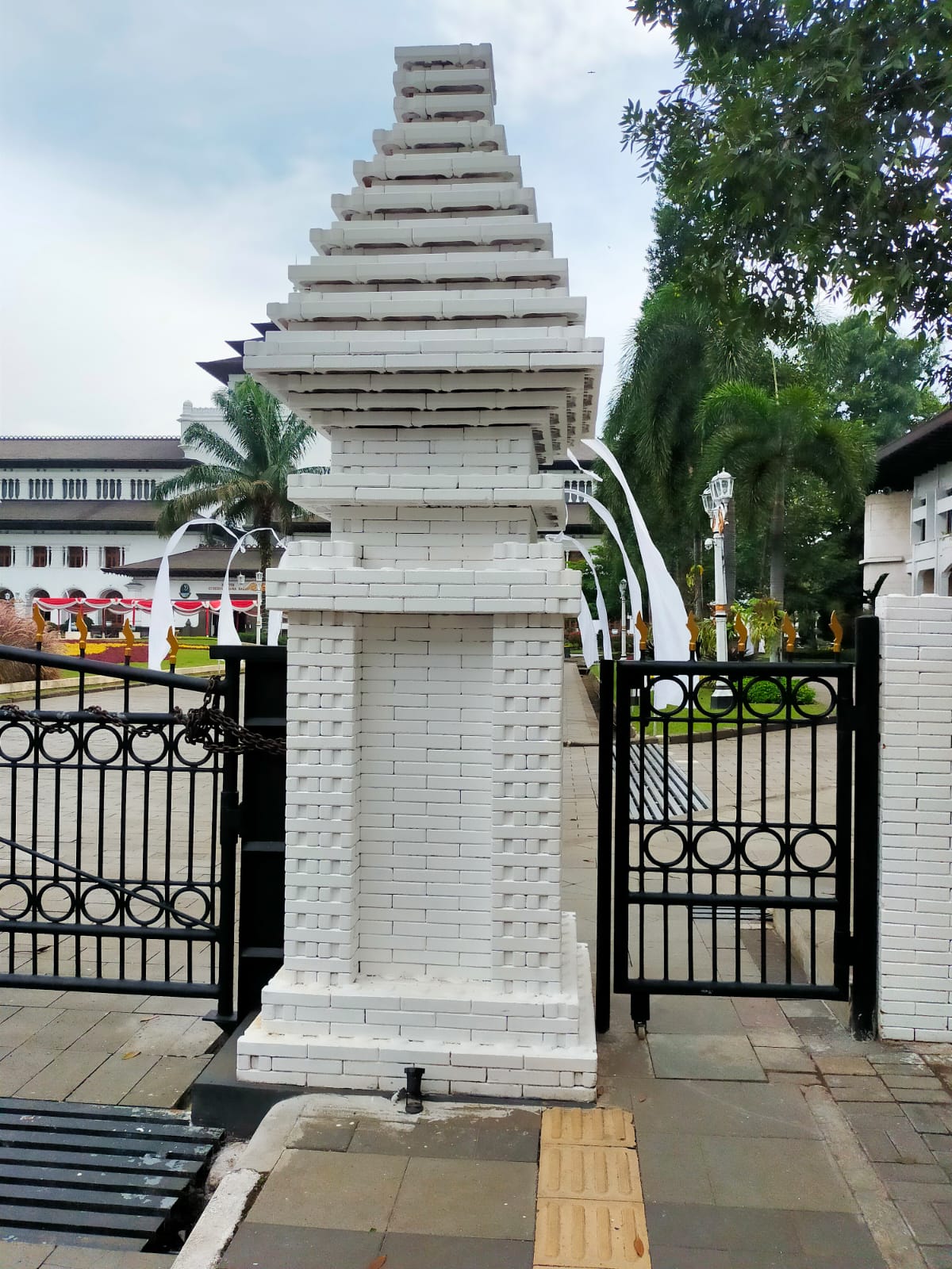 Salah satu pilar dari gerbang masuk Gedung Sate 