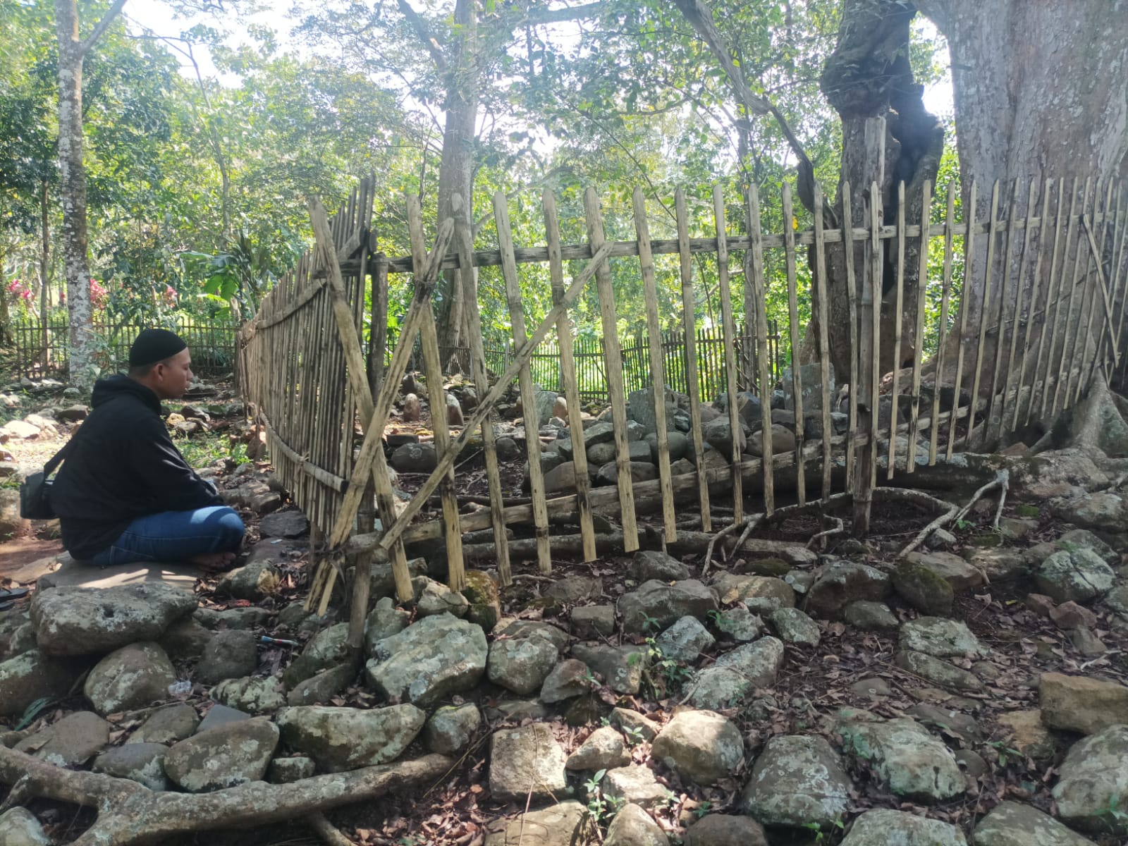 Sedang berdoa di salah satu makam keluarga Syekh Jafar Sidik/Foto : Dok. Pribadi (Agus Kusdinar)