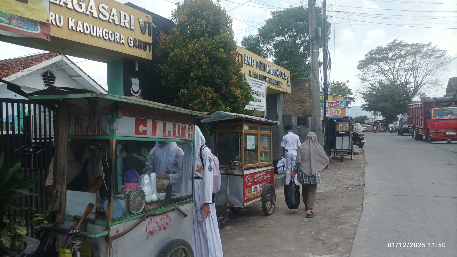  Tukang Cilung di depan sekolah SDN Talagasari Kadungora-Garut/Foto : Dok. Pribadi (Agus Kusdinar) 