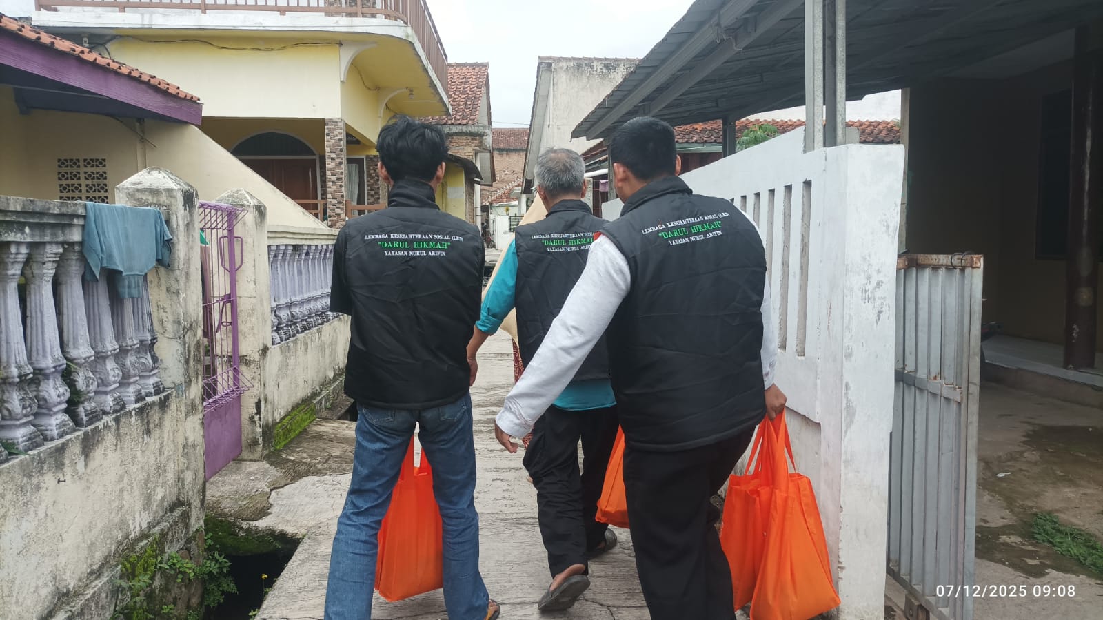 LKS Darul Hikmah sedang menyalurkan bantuan/Foto : Dok. Pribadi (Agus Kusdinar)
