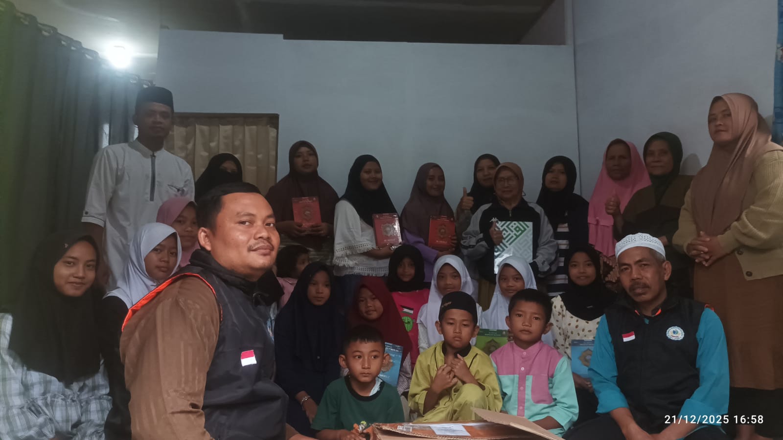 LKS Darul Hikmah bersama anak-anak penghapal Al-Qur'an/Foto : Dok. Pribadi (Agus Kusdinar)