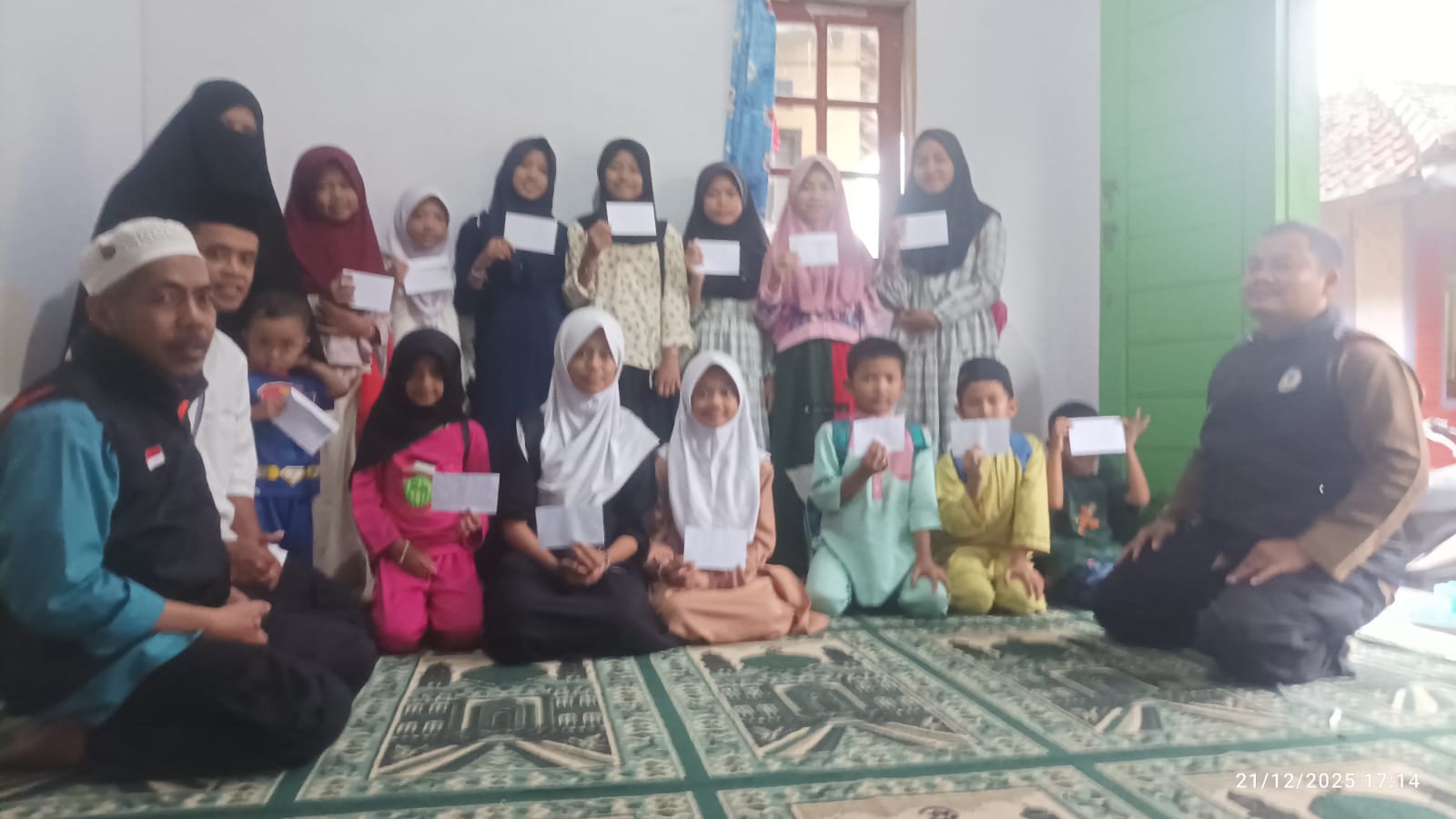 Pemberian uang tunai langsung kepada anak yatim/Foto : Dok. Pribadi (Agus Kusdinar)