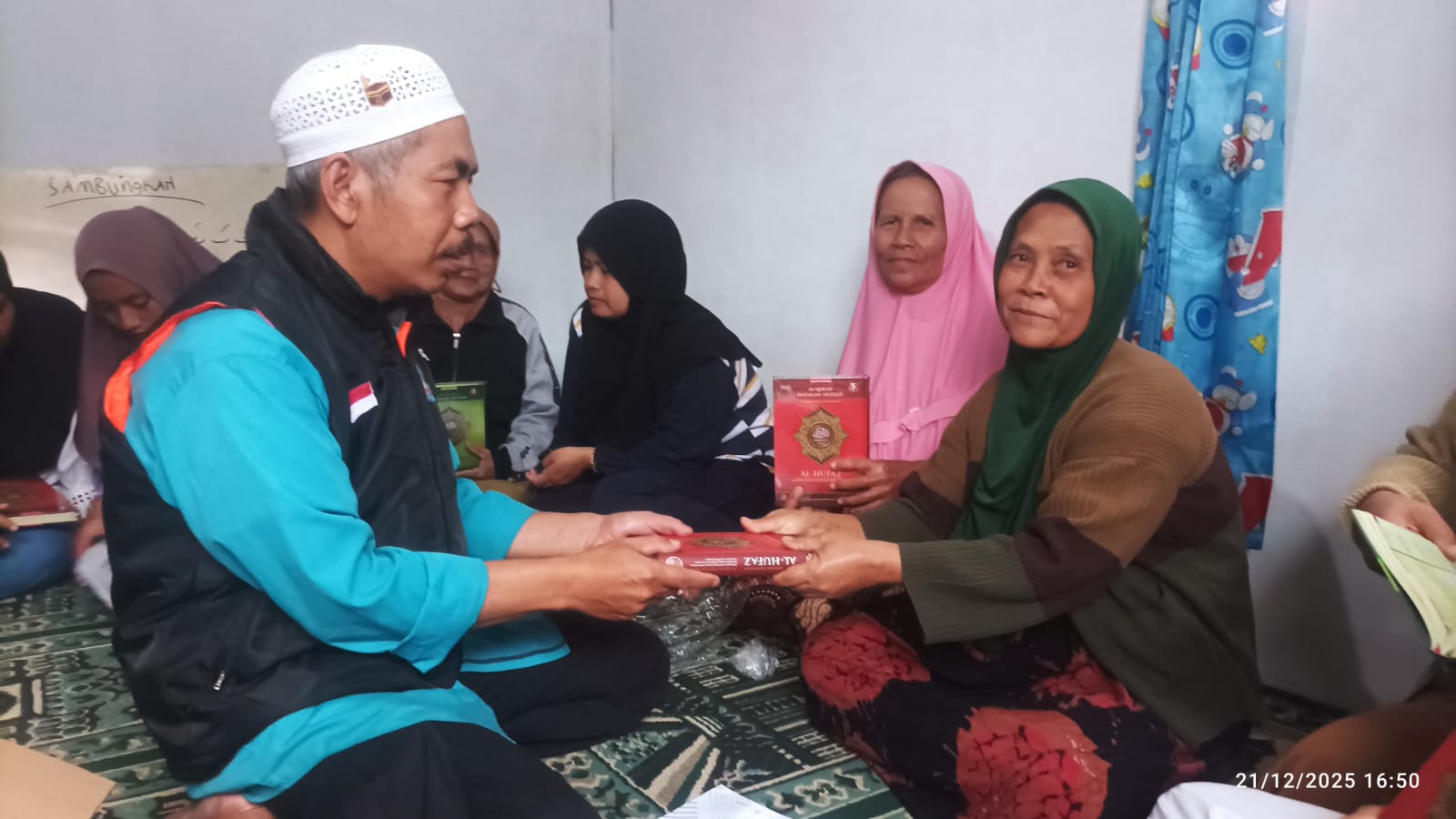 Penyerahan Al-Qur'an kepada orang tua santri/Foto : Dok. Pribadi (Agus Kusdinar)