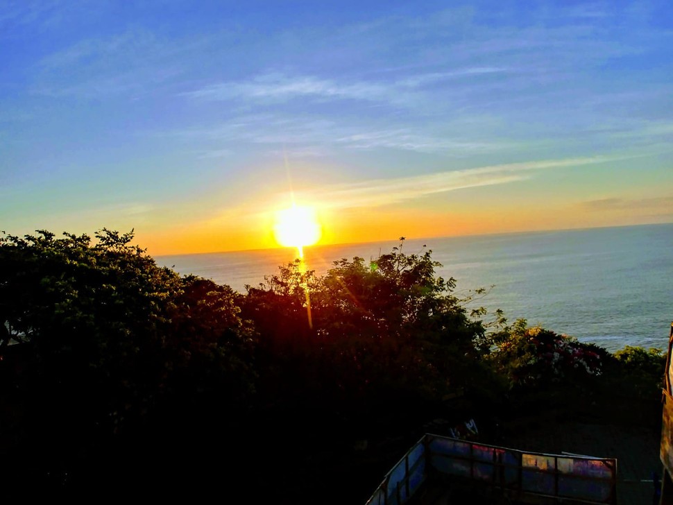 Sunset terlihat dari panggung pertunjukan tari Kecak