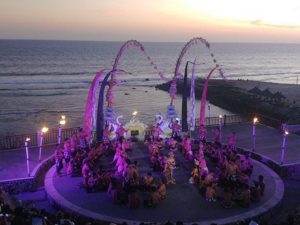 pertunjukan tari kecak setelah matahari terbenam