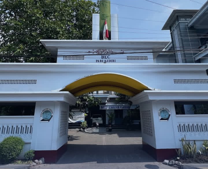 Potret gedung BEC Pare yang merupakan pelopor berdirinya lembaga kursus Kampung Inggris Pare | Website resmi BEC Pare