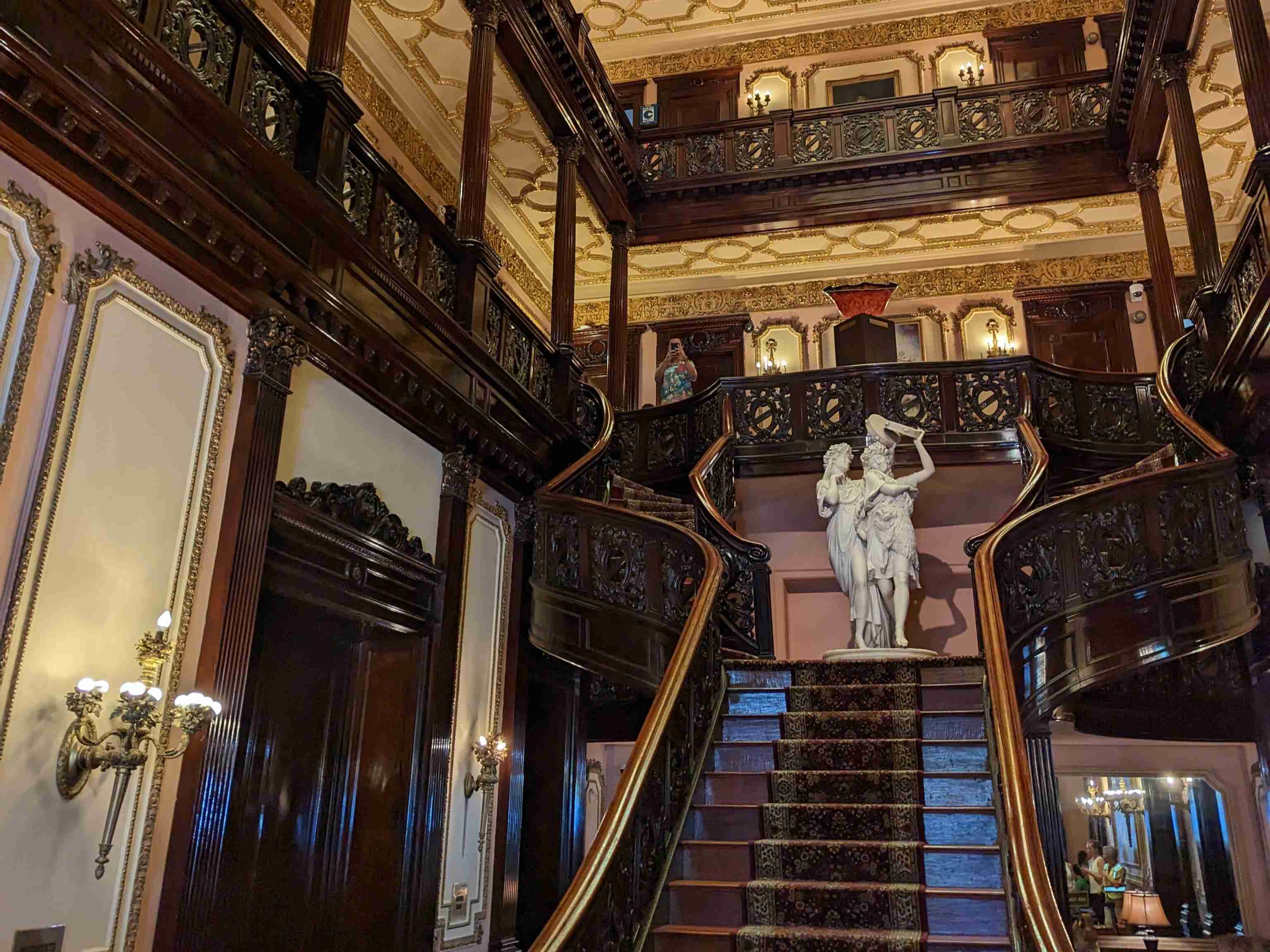 Lobby depan KBRI Washington yang konon disebut berhantu | WikimediaCommons/Sdkb