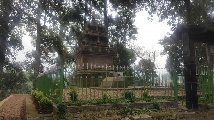 Candi Cangkuang di sampingnya makam Embah Arif Muhammad penyebar agama islam di Garut/Foto : Dok. Pribadi (Agus Kusdinar)