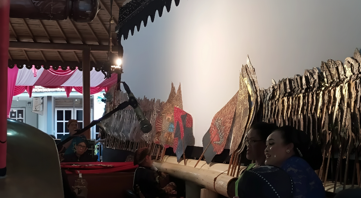 Pertunjukan wayang oleh dalang cilik Banyumas (Dokumentasi Foto Maria Nofianti)