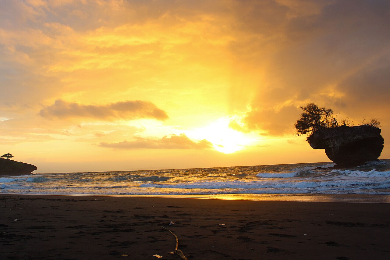 panorama sunset di pantai madasari pangandaran