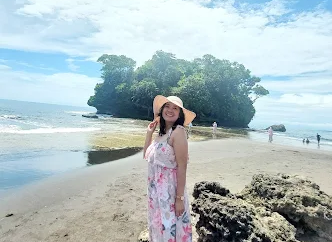 batuan karang di pantai madasari pangandaran