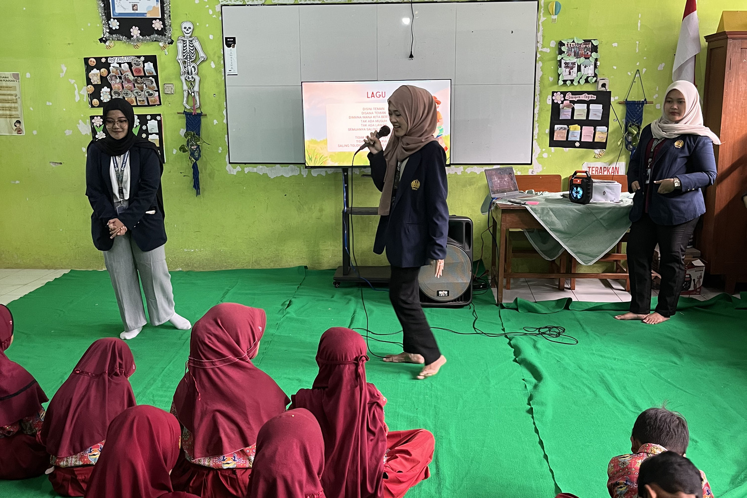Mahasiswa KKN-T UNESA memimpin sesi ice breaking dengan bernyanyi bersama siswa SD Negeri Plaosan 4 untuk mencairkan suasana setelah penyampaian materi anti-bullying